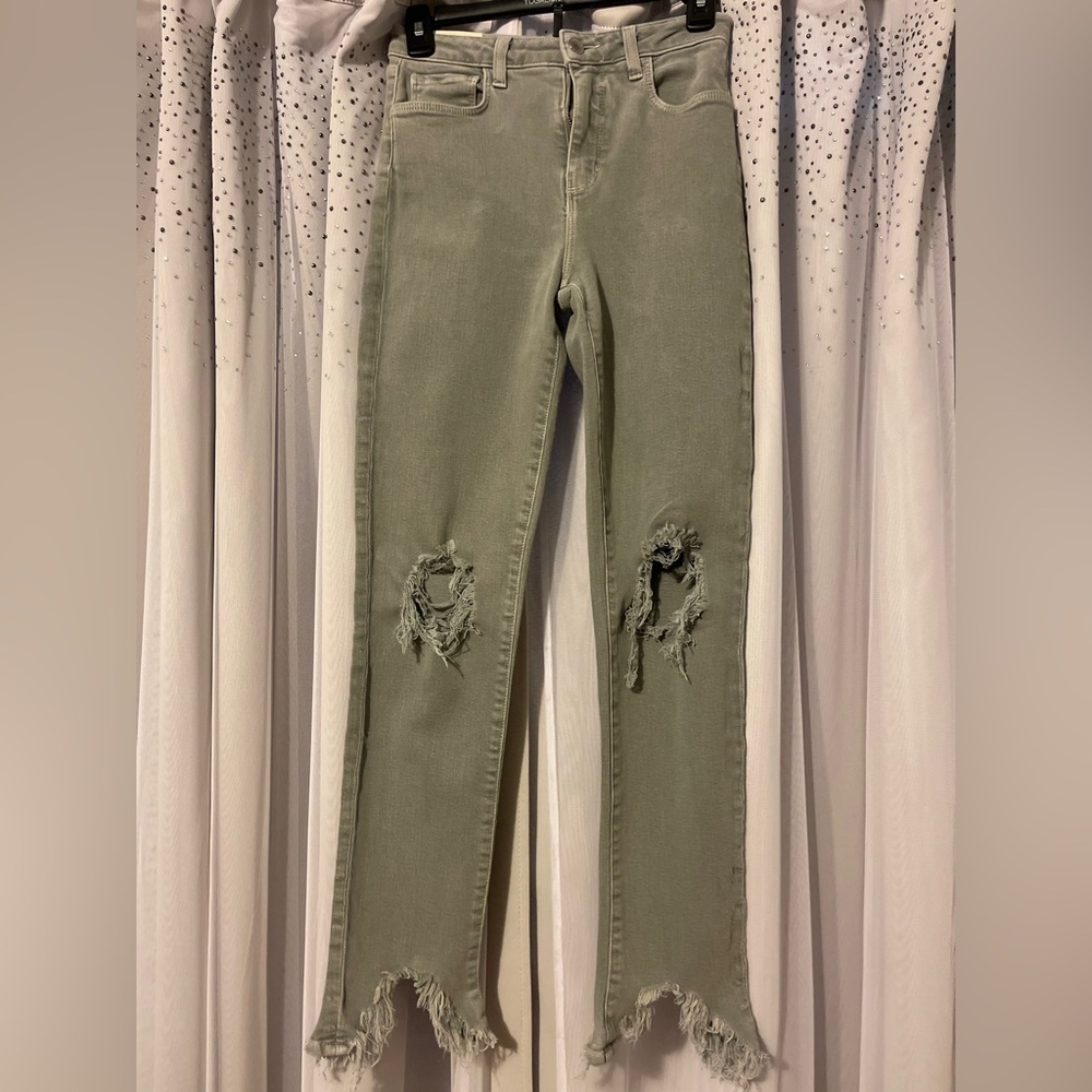Brand: L’agence
Size: 25, Waist- 13”, Inseam- 27”
Color: Gray